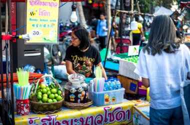 Tayland. Chiang Mai. Şehirde haftasonu pazarı manzarası.