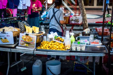 Tayland. Chiang Mai. Şehirde haftasonu pazarı manzarası.