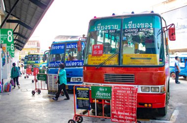 Tayland. Chiang Rai. Şehir terminali otobüsünün görüntüsü.