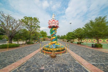 Tayland. Kanchanaburi. Çin tapınağı manzarası..