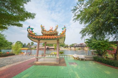 Tayland. Kanchanaburi. Çin tapınağı manzarası..