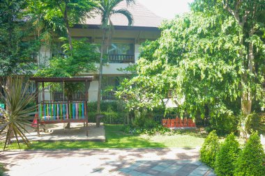 Tayland. Krabi şehrinde güzel bir otel manzarası.