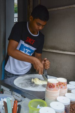 Tayland. Pattaya. Tipik Asya dondurması yapan bir satıcı..