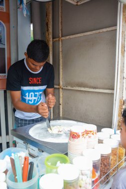 Tayland. Pattaya. Tipik Asya dondurması yapan bir satıcı..