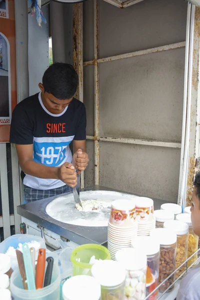 Thaïlande Pattaya Vendeur Faisant Une Crème Glacée Asiatique Typique — Photo