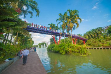 Singapur. Körfez kenarındaki bahçelerin manzarası