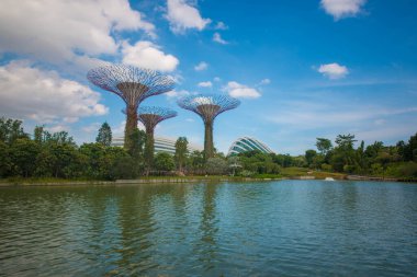 Singapur. Körfez kenarındaki bahçelerin manzarası