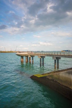 Singapur. Körfez kenarındaki bahçelerin manzarası