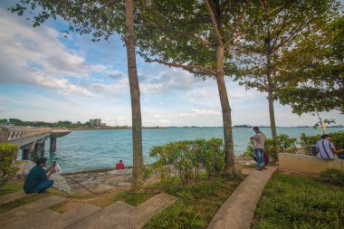 Singapur. Körfez kenarındaki bahçelerin manzarası