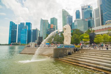 Singapur. Marina Körfezi Sands 'deki Merlion Heykeli manzarası.