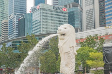 Singapur. Marina Körfezi Sands 'deki Merlion Heykeli manzarası.