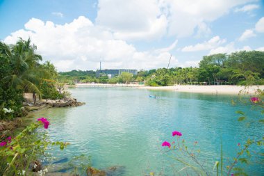 Singapur, Sentosa Adası 'ndaki sakin deniz manzarası. 