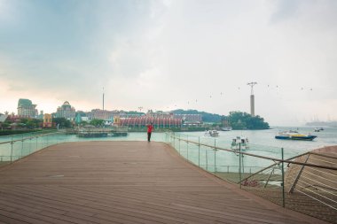Singapur, Sentosa Adası 'ndaki gemiler ve tekneler uzaktan görülüyor.