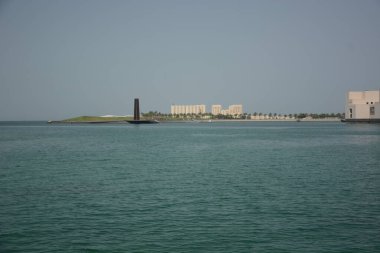 Katar. Doha! Şehir manzarası ve turistler.