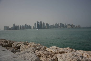 Katar. Doha! Şehir manzarası ve turistler.