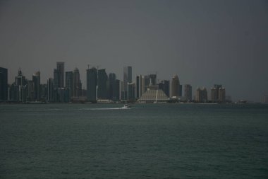 Katar. Doha! Şehir manzarası ve turistler.