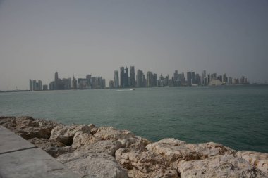 Katar. Doha! Şehir manzarası ve turistler.