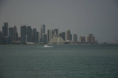Katar. Doha! Şehir manzarası ve turistler.