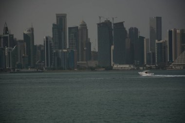 Katar. Doha! Şehir manzarası ve turistler.