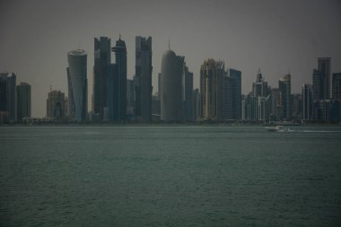 Katar. Doha! Şehir manzarası ve turistler.