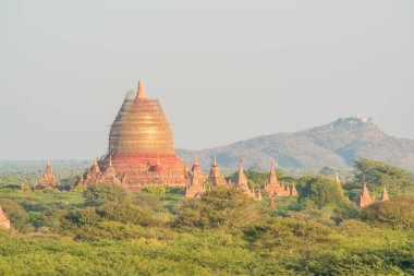 Myanmar. Bagan. Şehir tapınaklarının güzel manzarası.