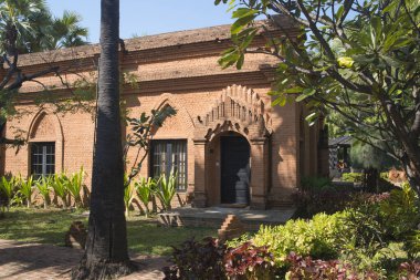 Myanmar. Bagan. Muhteşem Bagan Resort Oteli manzarası.