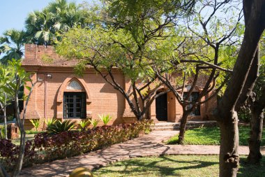Myanmar. Bagan. Muhteşem Bagan Resort Oteli manzarası.
