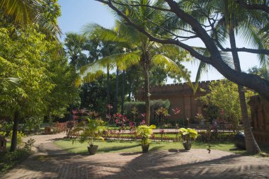 Myanmar. Bagan. Muhteşem Bagan Resort Oteli manzarası.