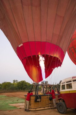 Myanmar. Bagan. Bagan şehir hizmetinin üzerinde güzel bir balon manzarası.