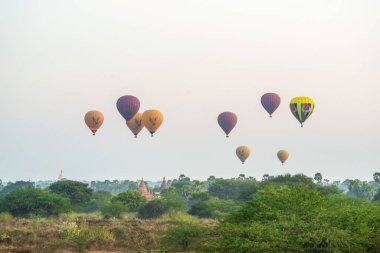 Myanmar. Bagan. Şehir balonlarının güzel manzarası.