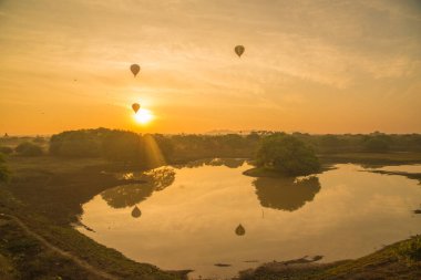 Myanmar. Bagan. Şehir gündoğumunda güzel bir balon manzarası.