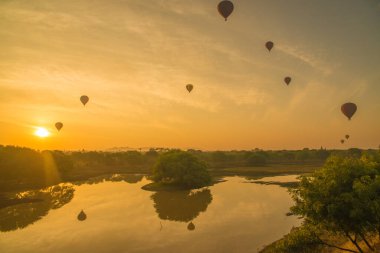 Myanmar. Bagan. Şehir gündoğumunda güzel bir balon manzarası.