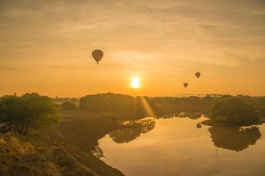 Myanmar. Bagan. Şehir gündoğumunda güzel bir balon manzarası.