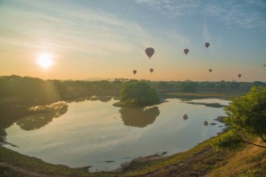 Myanmar. Bagan. Şehir gündoğumunda güzel bir balon manzarası.