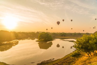 Myanmar. Bagan. Şehir gündoğumunda güzel bir balon manzarası.