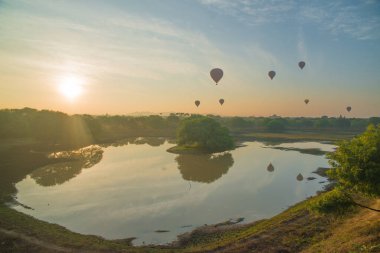 Myanmar. Bagan. Şehir gündoğumunda güzel bir balon manzarası.