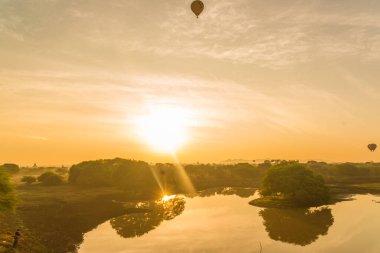 Myanmar. Bagan. Şehir gündoğumunda güzel bir balon manzarası.