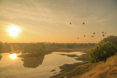 Myanmar. Bagan. Şehir gündoğumunda güzel bir balon manzarası.