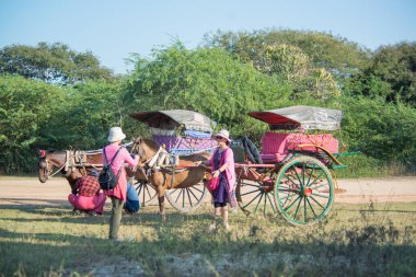Myanmar. Bagan. Güzel bir şehir manzarası ve yerel halk..