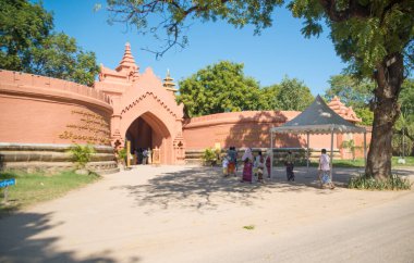 Myanmar. Bagan. Güzel bir şehir manzarası ve yerel halk..