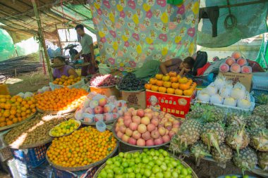 Myanmar. Bagan. Güzel bir şehir manzarası ve yerel halk..
