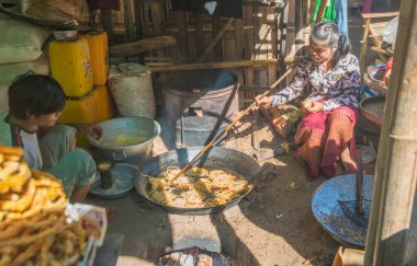 Myanmar. Bagan. Güzel bir şehir manzarası ve yerel halk..