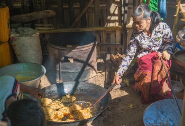 Myanmar. Bagan. Güzel bir şehir manzarası ve yerel halk..