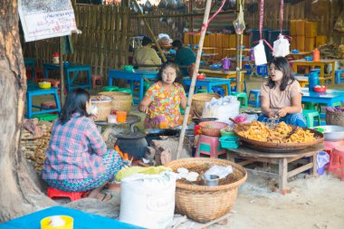 Myanmar. Bagan. Güzel bir şehir manzarası ve yerel halk..