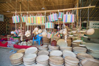 Myanmar. Bagan. Güzel bir şehir manzarası ve yerel halk..