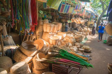 Myanmar. Bagan. Güzel bir şehir manzarası ve yerel halk..