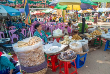 Myanmar. Bagan. Güzel bir şehir manzarası ve yerel halk..