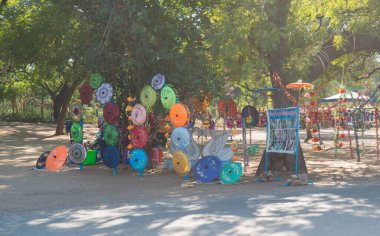 Myanmar. Bagan. Güzel bir şehir manzarası ve yerel halk..