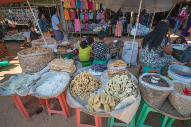 Myanmar. Bagan. Güzel bir şehir manzarası ve yerel halk..