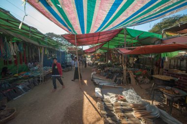 Myanmar. Bagan. Güzel bir şehir manzarası ve yerel halk..